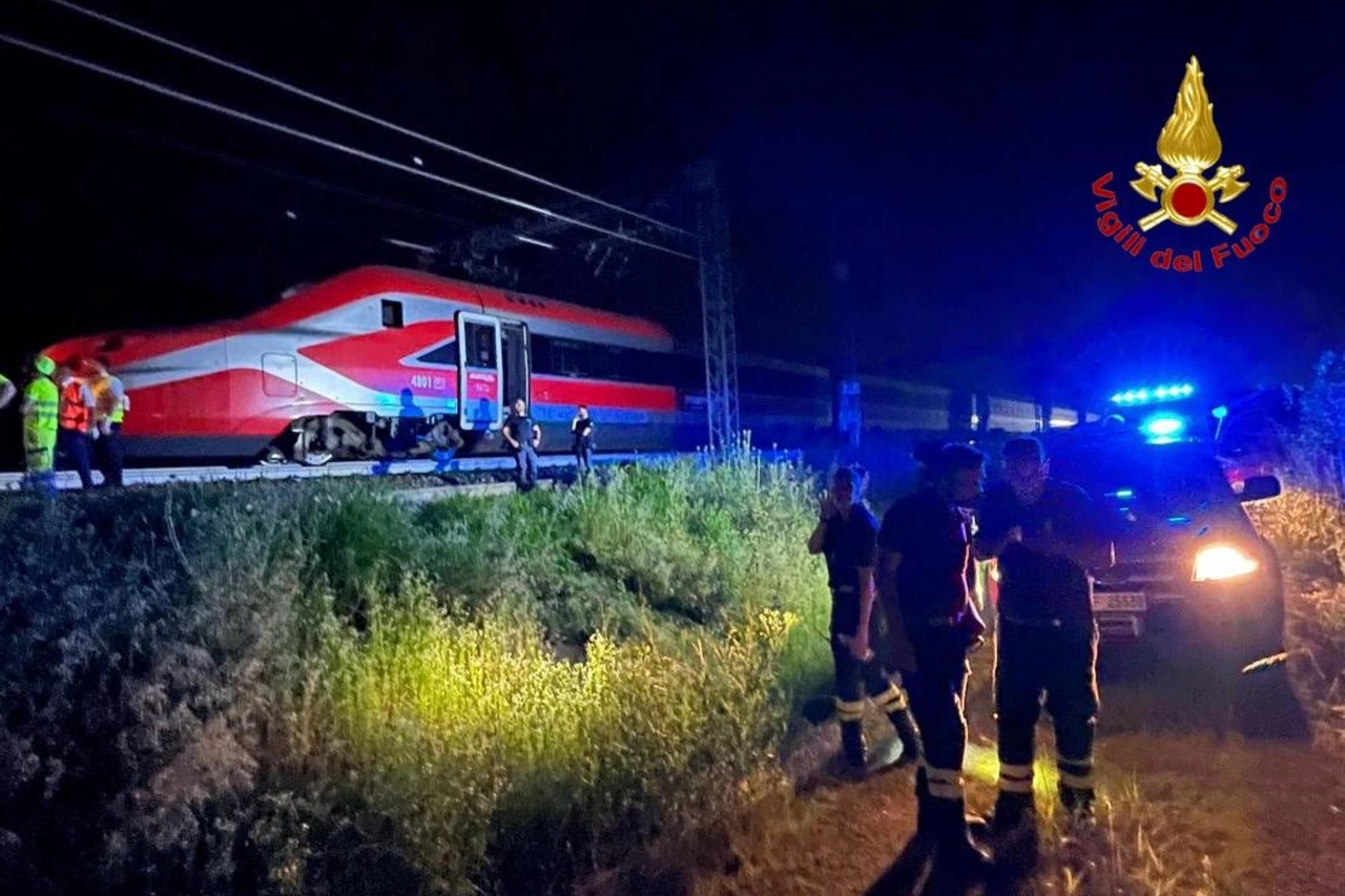 Il Frecciarossa fermo sui binari all'altezza di Casirate d'Adda