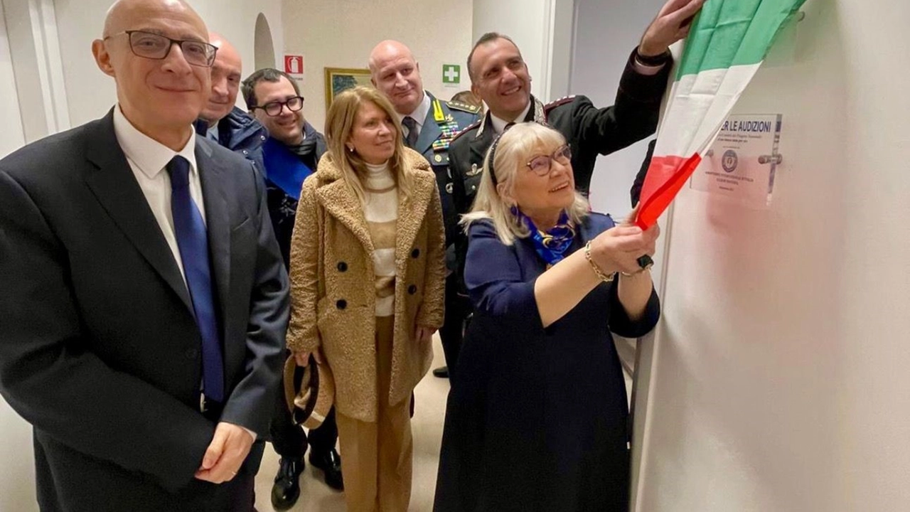 L'inaugurazione della stanza protetta alla presenza del prefetto e del comandante provinciale dei carabinieri di Mantova