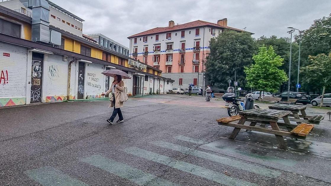 Degrado in piazzale Ferrara: "Ripulita dallo spaccio. Ma furti e negozi bruciati"