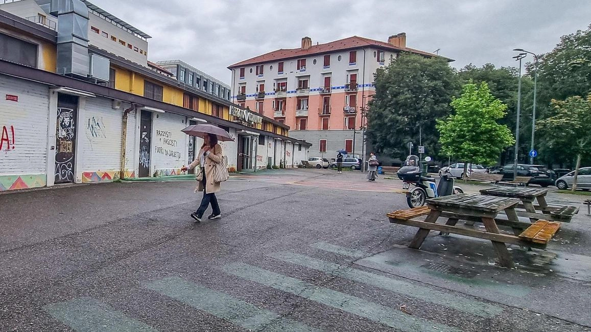 Piazzale Ferrara a Corvetto, riqualificato ma dominato dal degrado: scritte volgari, sporcizia e violenza minano gli sforzi di miglioramento. Commercianti e residenti denunciano problemi di sicurezza.