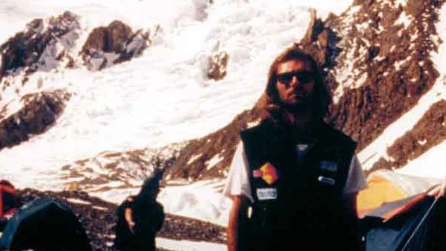L’alpinista dei Ragni di Lecco scomparso mentre scendeva dalla vetta a 8.611 metri. Lo zaino recuperato dalla spedizione italo-pakistana sul Karakorum. Simone Moro: "Forse un giorno anche il corpo verrà ritrovato"
