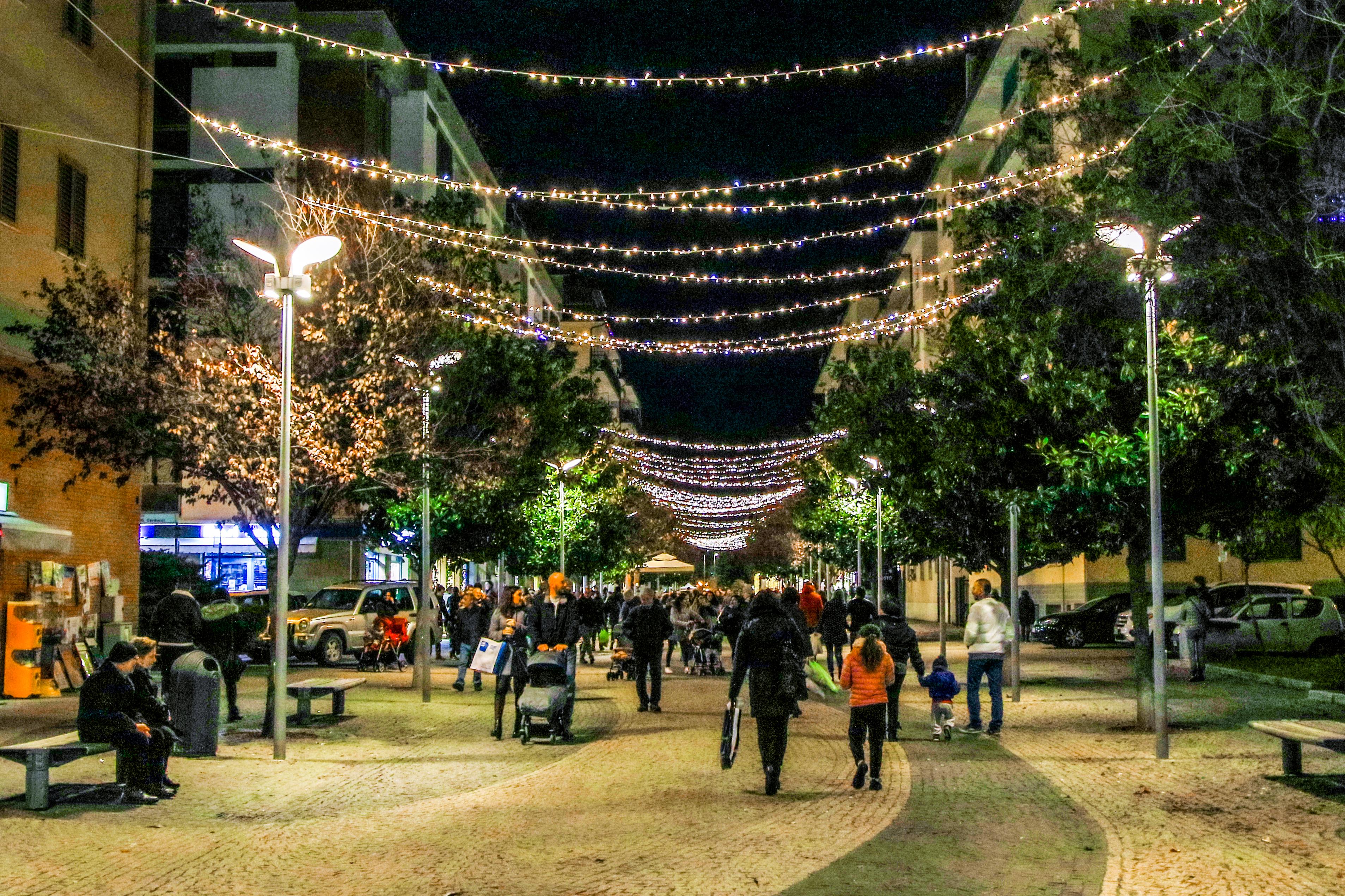 Cologno, forza il quadro elettrico e accende le luminarie di Natale