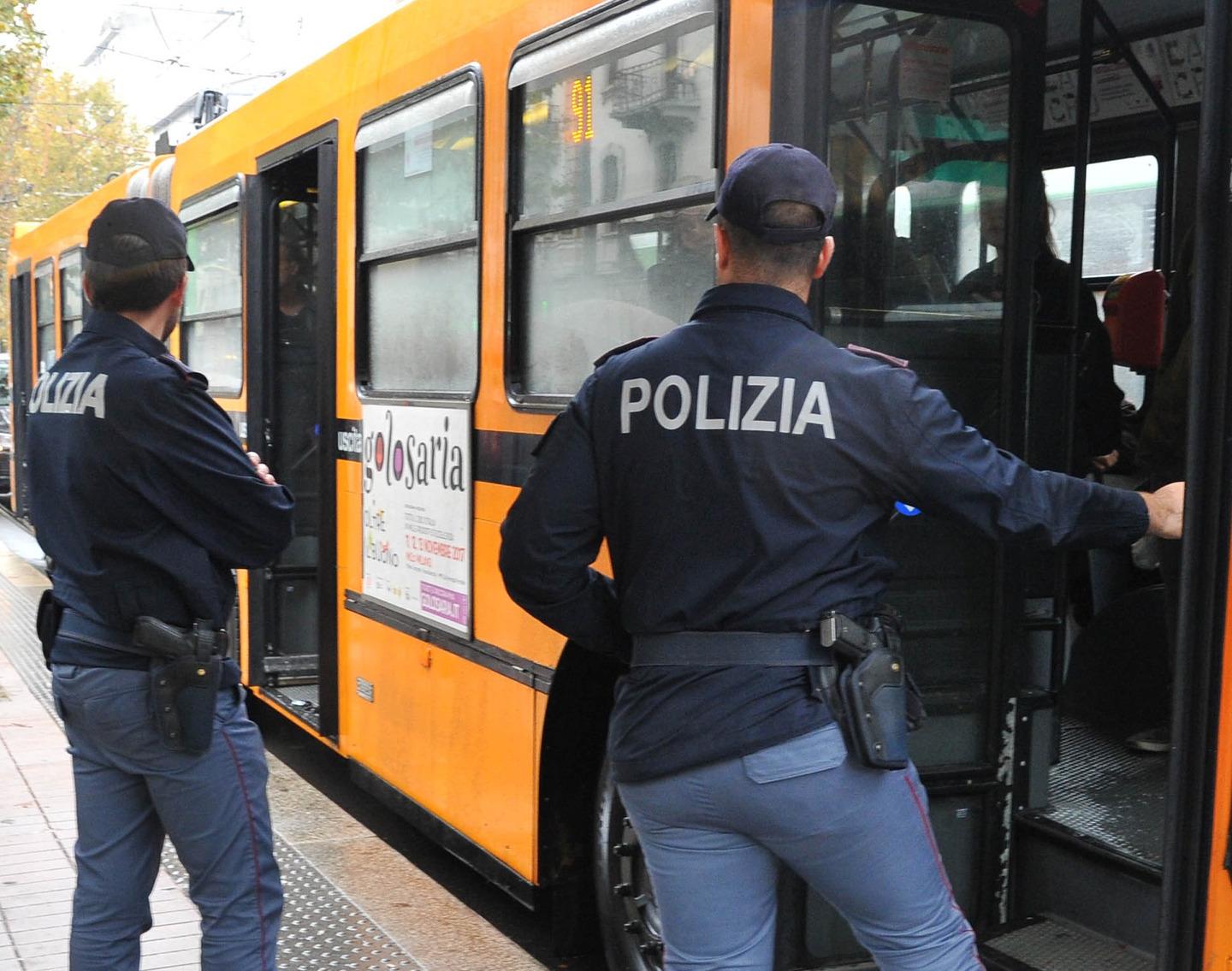 Milano, danneggiano un bus della linea 91 e i passeggeri scendono impauriti: un arresto e due denunce