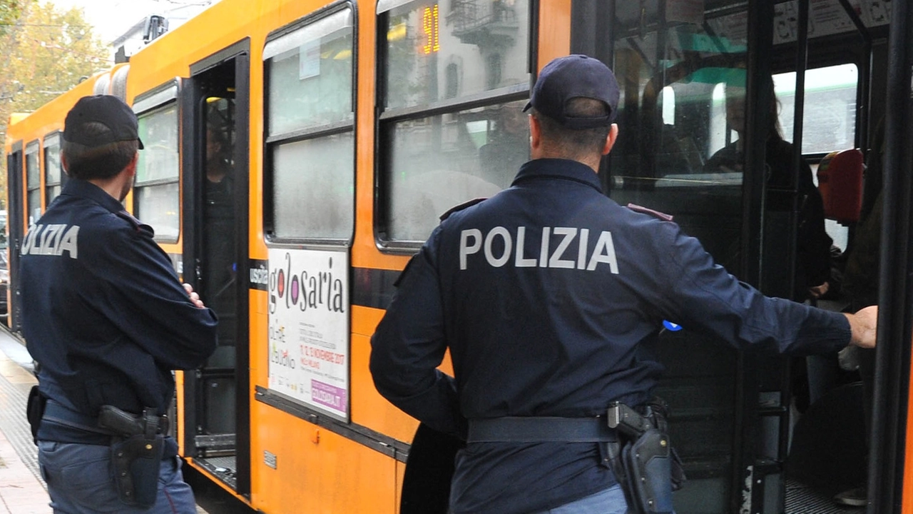 La polizia controlla un bus a Milano (foto d’archivio)