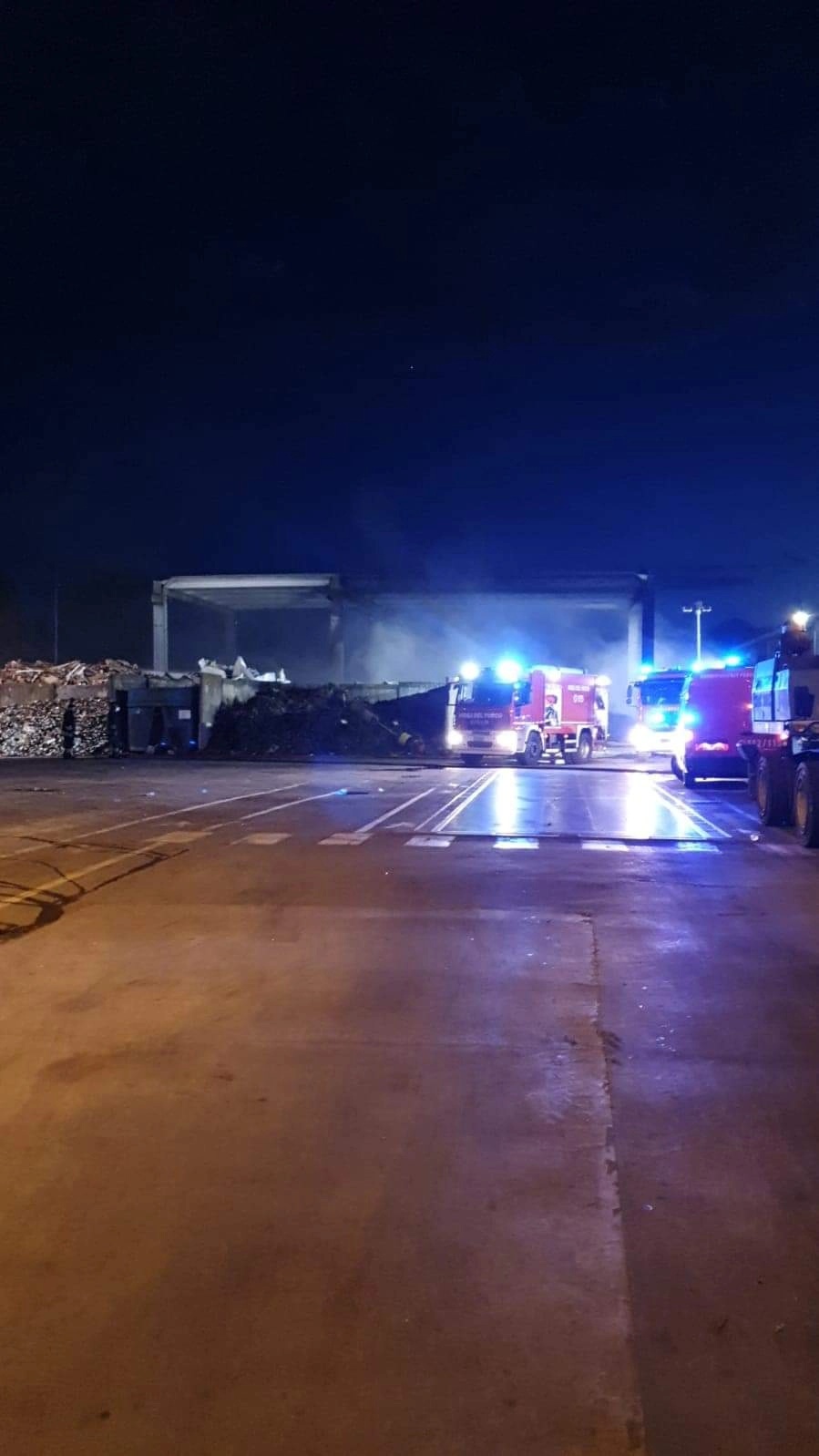 Vigli del fuoco in azione durante la notte a Fombio