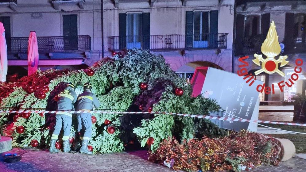 Cade l’albero di Natale in piazza Duomo. Paura in una scuola