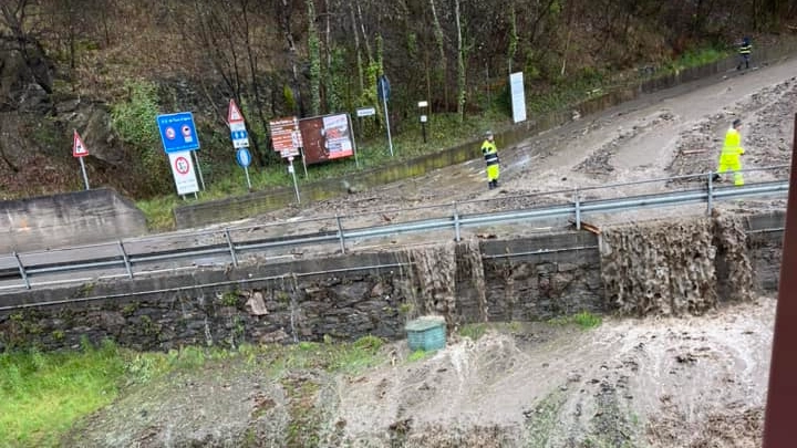 Smottamento tra Edolo e Aprica, strada chiusa (Foto facebook Lara Cominassi)