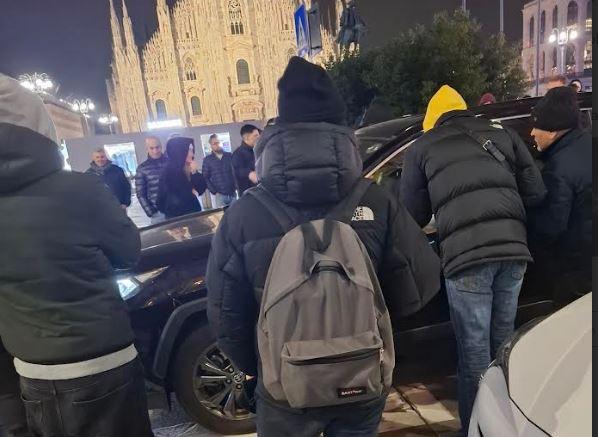 I tassisti bloccano piazza Duomo, noleggiatori circondati e intimiditi: “Tu da dove vieni? Sei un abusivo”