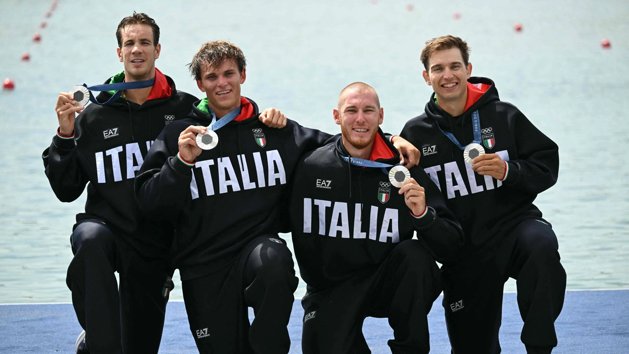 Il mandellese Andrea Panizza, secondo da sinistra, con la medaglia d'argento vinta a Parigi