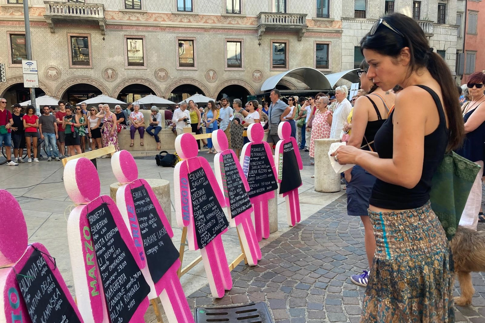 Il flashmob contro la violenza di genere e i femminicidi organizzato a Bergamo