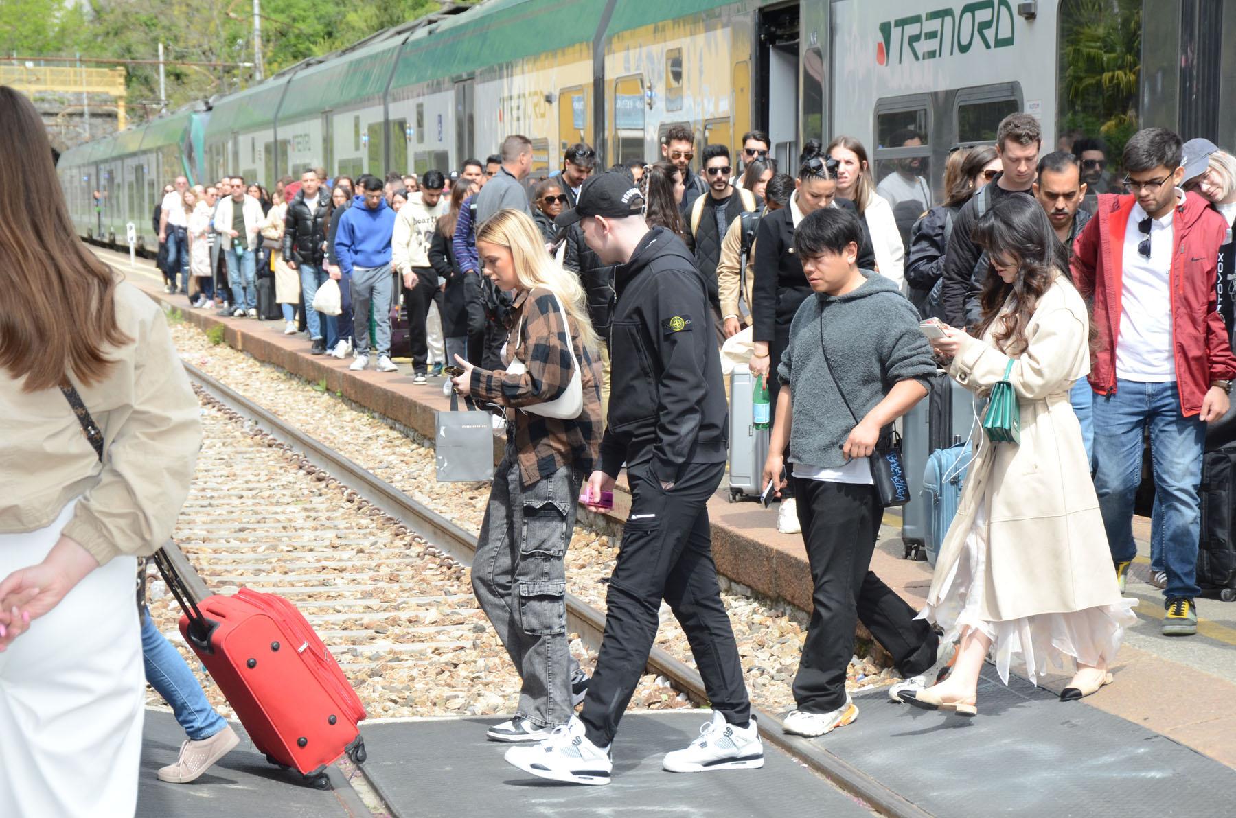 Treni, a Osnago e Airuno scatta il taglio delle fermate nonostante la petizione. I pendolari: “Nessuno ci ha ascoltati”