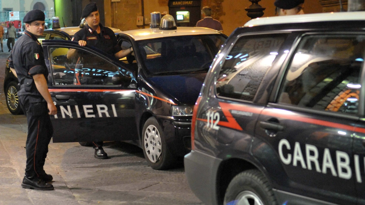 Una pattuglia di carabinieri durante una controllo (Immagine d'archivio)