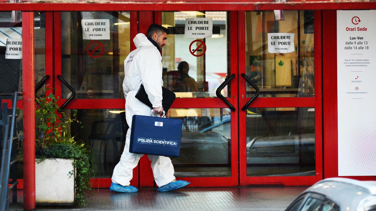 La polizia scientifica davanti all'ingresso dell'Enaip di Varese la mattina del 5 febbraio