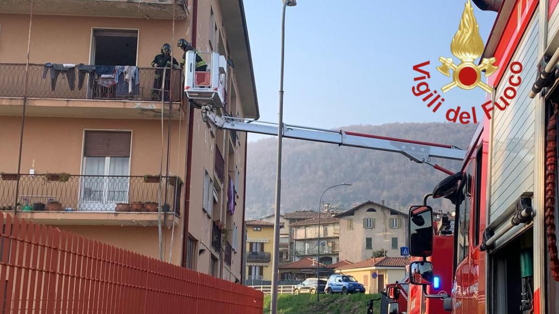 Erba, incendio in un appartamento: salvati tre adulti e un bambino