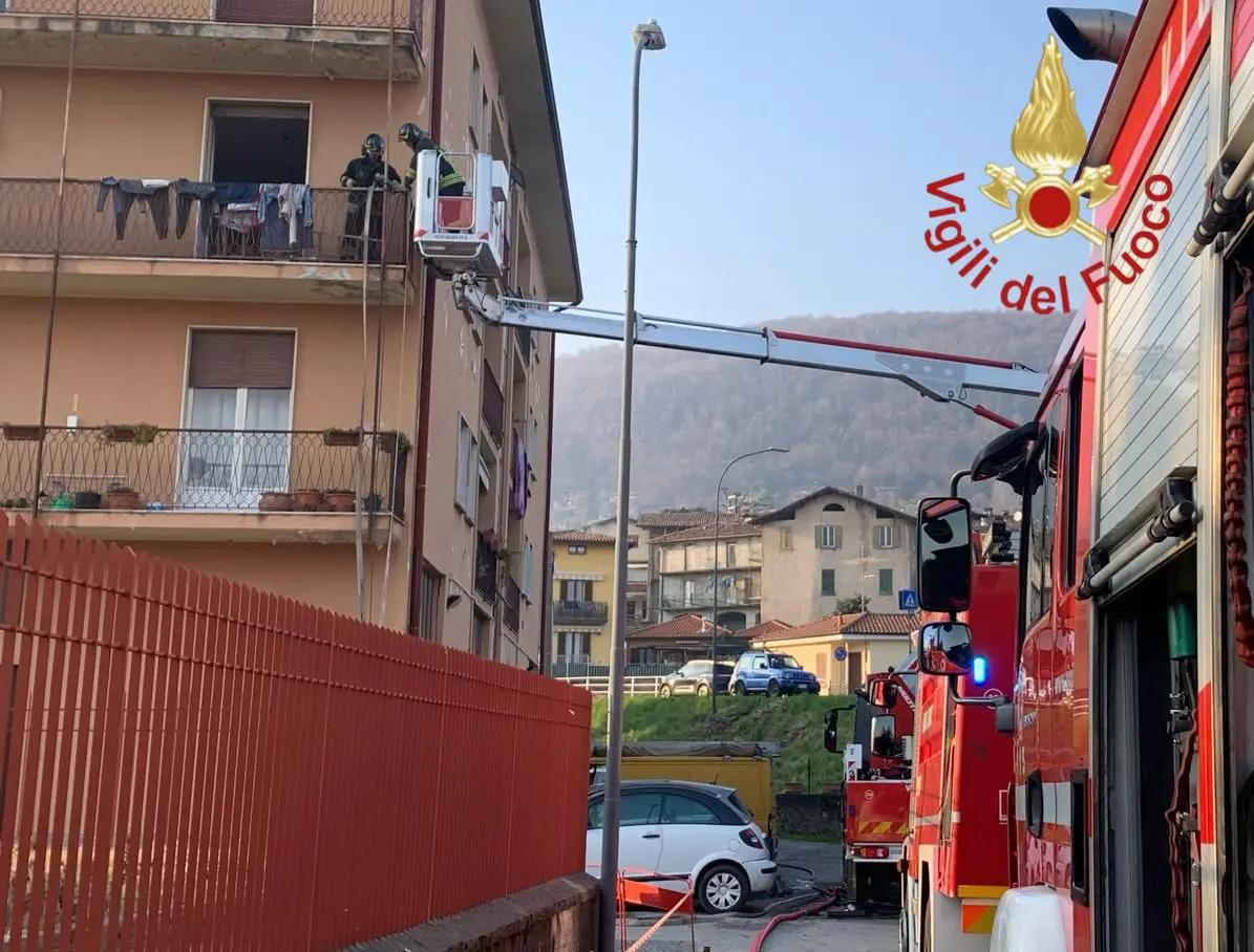 Erba, incendio in un appartamento: salvati tre adulti e un bambino