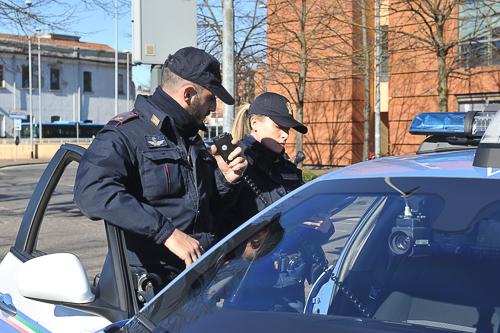 Picchia la compagna con una chiave inglese e con una pentola. Un 52enne arrestato a Corte Palasio