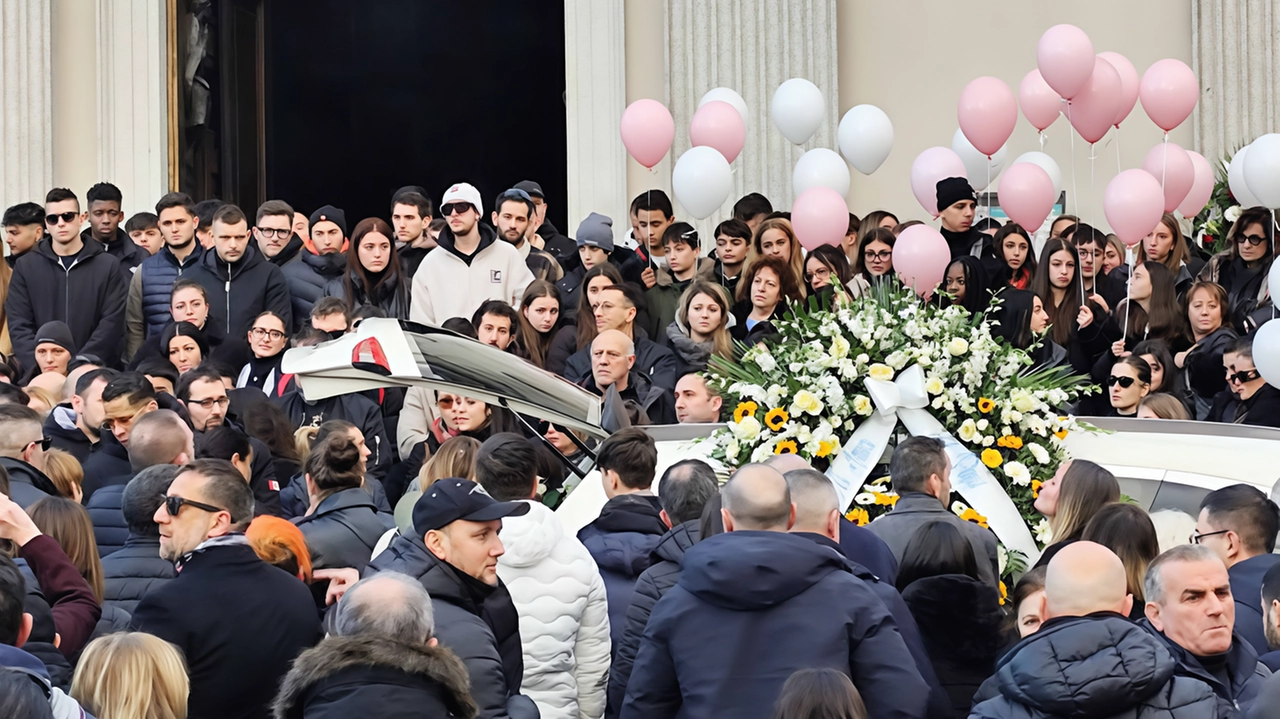 Al termine della funzione sono stati lanciati palloncini colorati