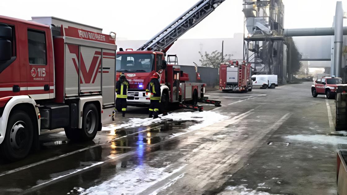 Va a fuoco una linea della pressa alla Saviola. Sette squadre dei pompieri domano il rogo