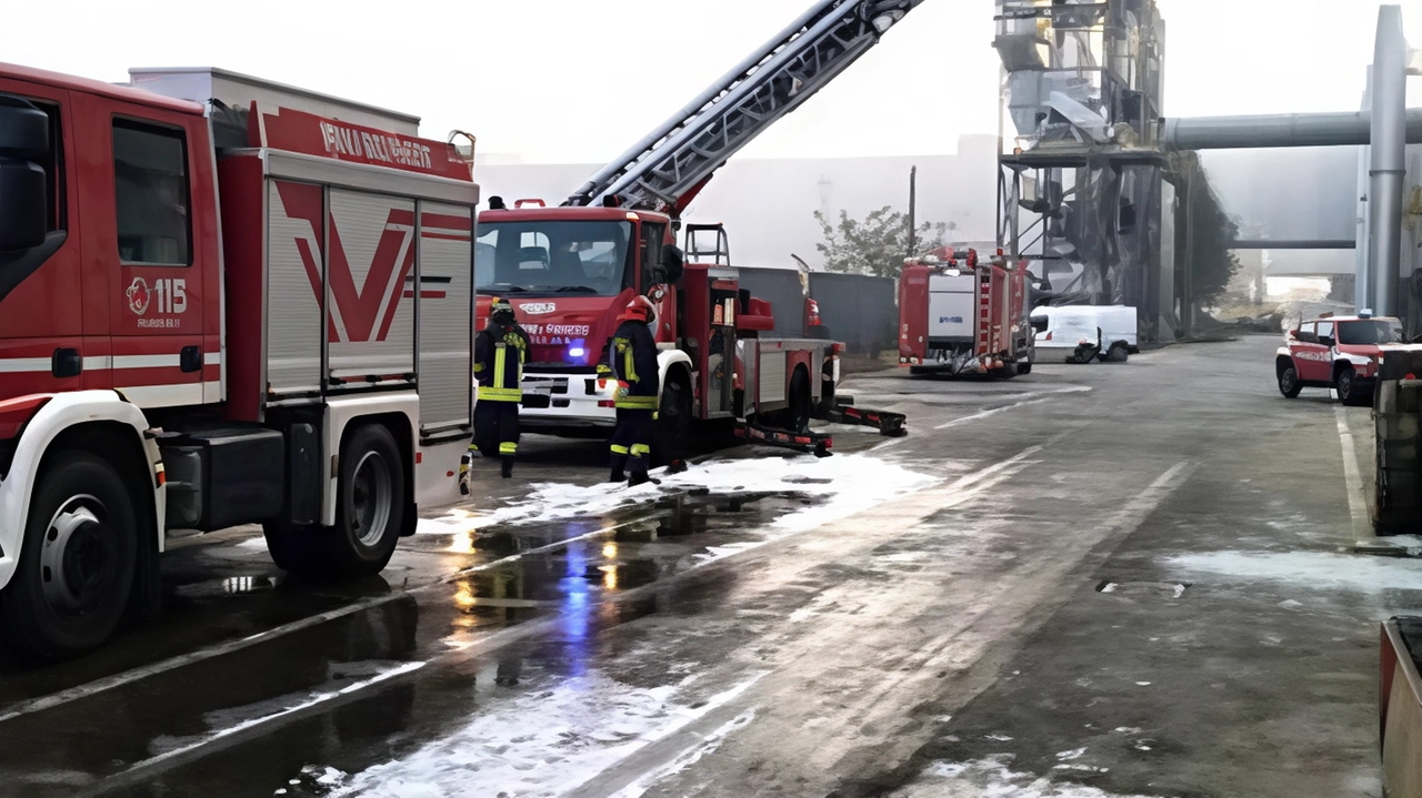 Incendio allo stabilimento del Gruppo Saviola a Mortara: rapida e efficace risposta dei vigili del fuoco evita danni gravi. Indagini in corso sulle cause.