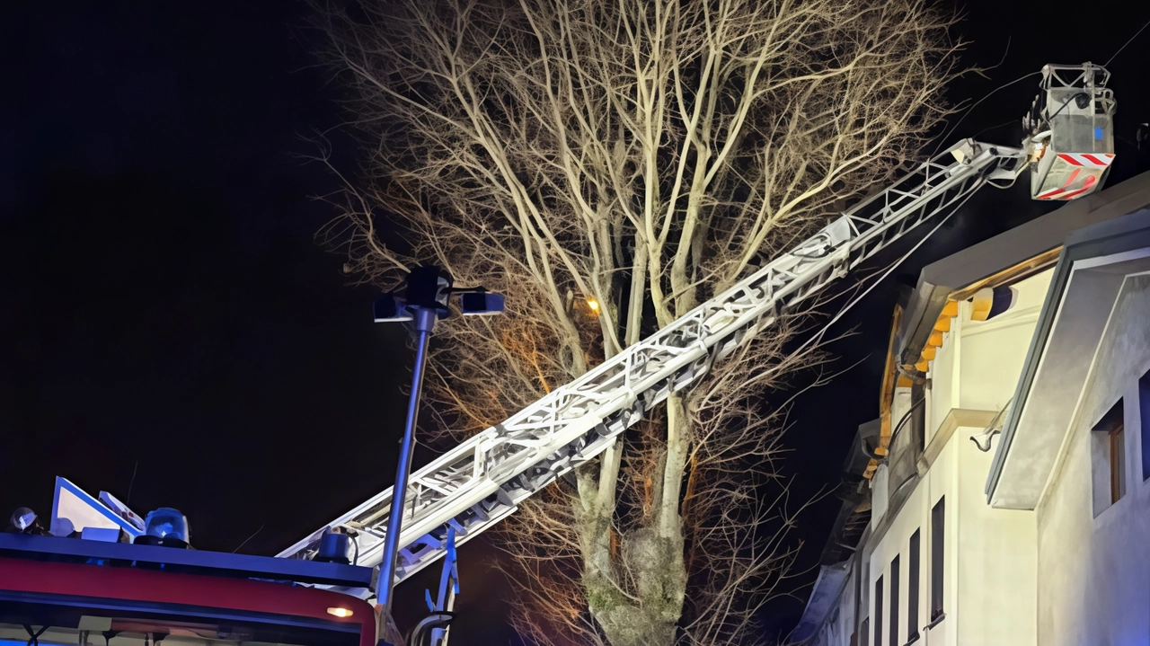 A fuoco un palazzo di tre piani. Venerdì notte a Seveso in via Attilio Confalonieri alle 2.50 i pompieri del...