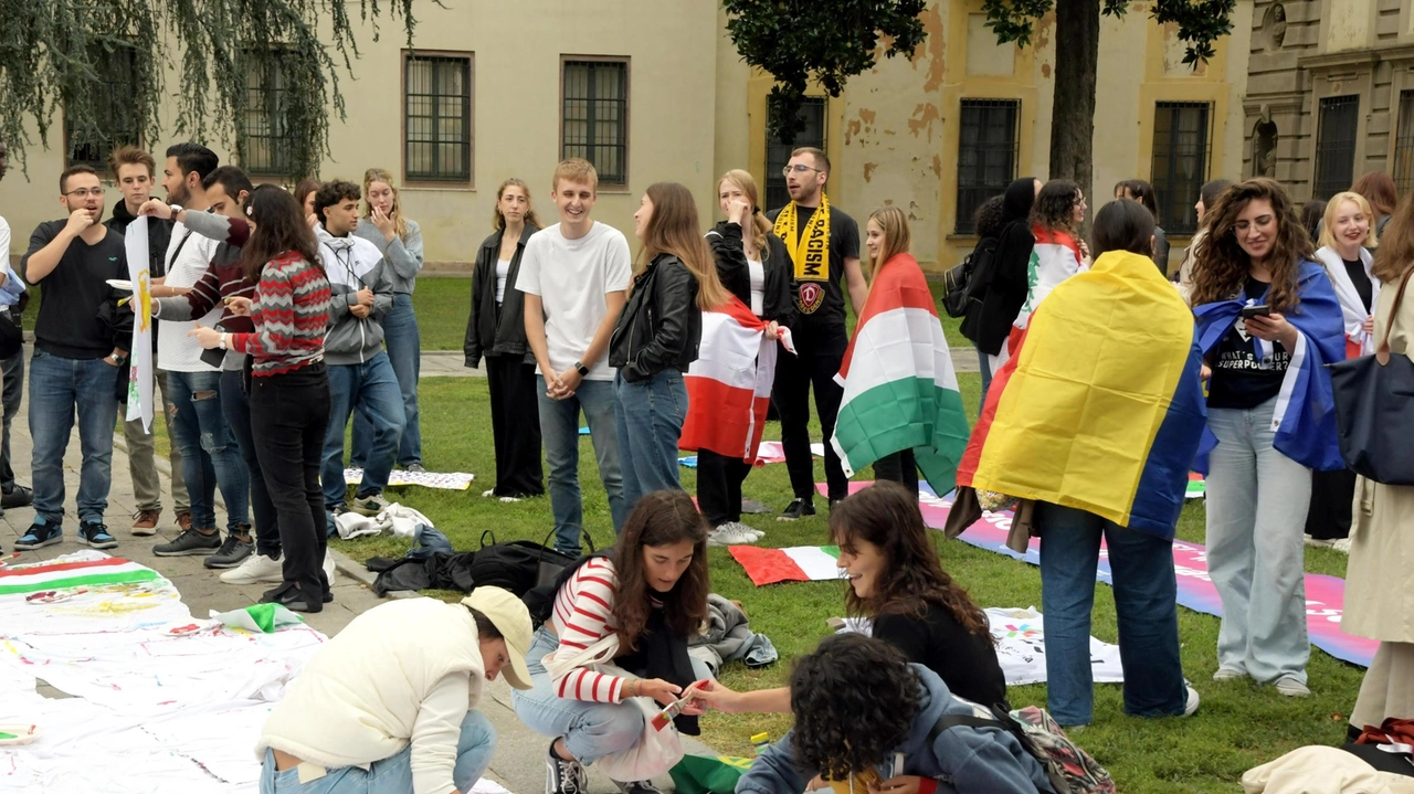 I preparativi della sfilata: gli studenti hanno dipinto le bandiere bianche con i colori dei propri Paesi d’origine