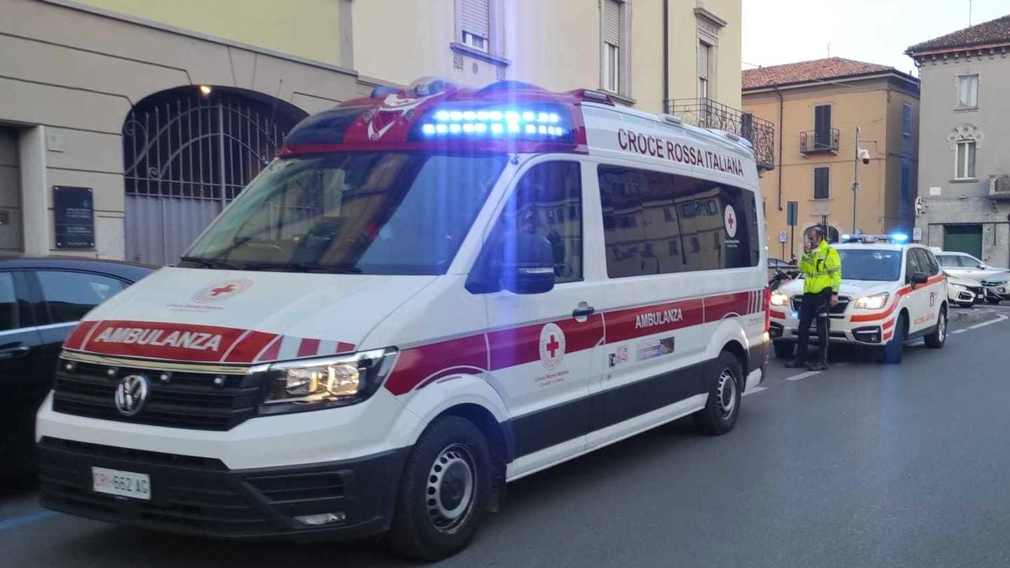 I soccorsi per il giovane rimasto ferito nel pestaggio in piazza Garibaldi a Crema (foto archivio)