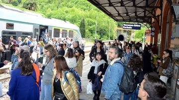 Un’estate senza treni fra Lecco e Tirano: corse via lago e bando europeo per il servizio di autobus sostitutivi