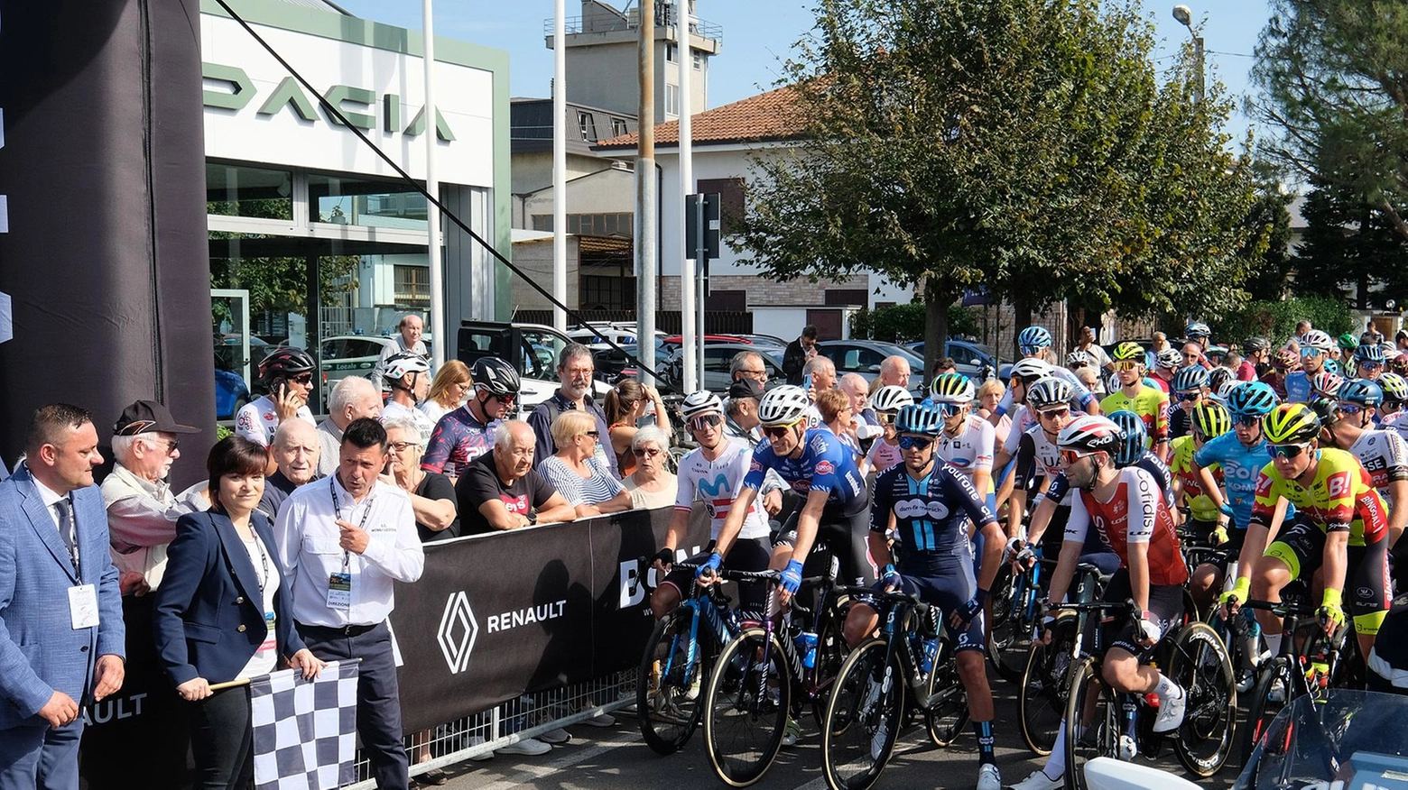 Pazzi per la Coppa Agostoni. Nonni, bambini, atleti. Tutta la città si ferma per la festa del ciclismo