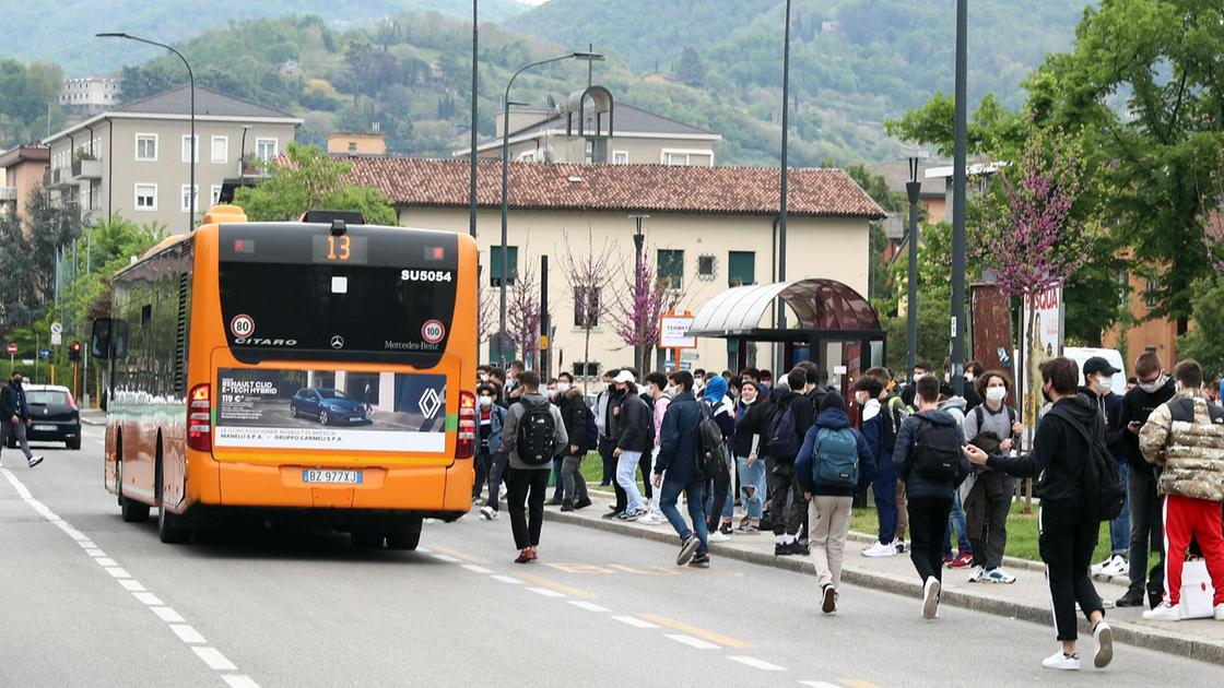 L’assalto per prendere il bus: "Aggressione colpa dell’azienda"