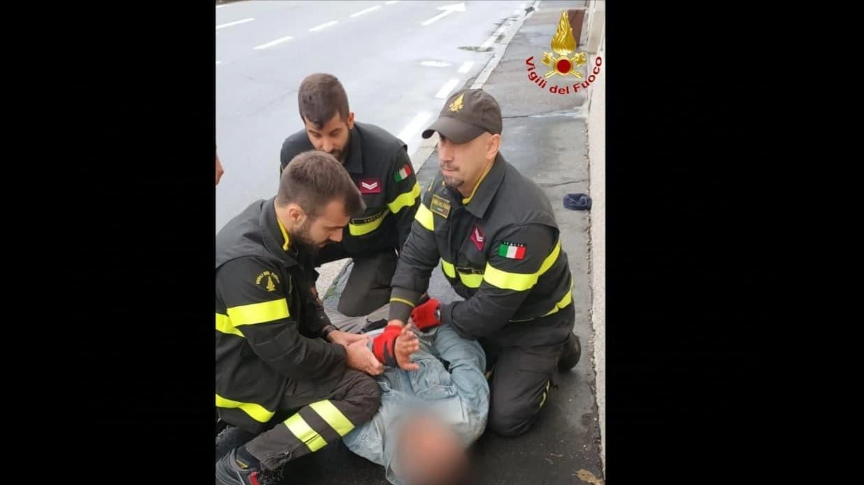 Vigili del fuoco sempre in prima linea, ma questa volta fondamentale il loro intervento per bloccare un malvivente che aveva...