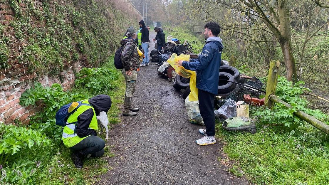 Discarica di rifiuti sul lungoticino. I sinti aiutano a ripulire l’area