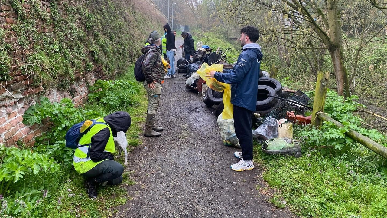 La raccolta dei rifiuti nella zona del Confluente Trovati tanti pneumatici lavandini, stereo e passeggini per bambini