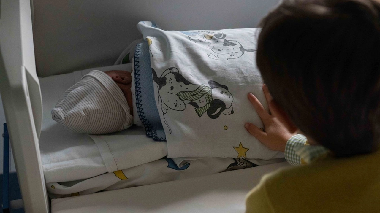 Federico è il primo bambino nato alle 00.00 nell'ospedale Buzzi di Milano. Qui insieme al fratellino (Ansa/Andrea Fasani)