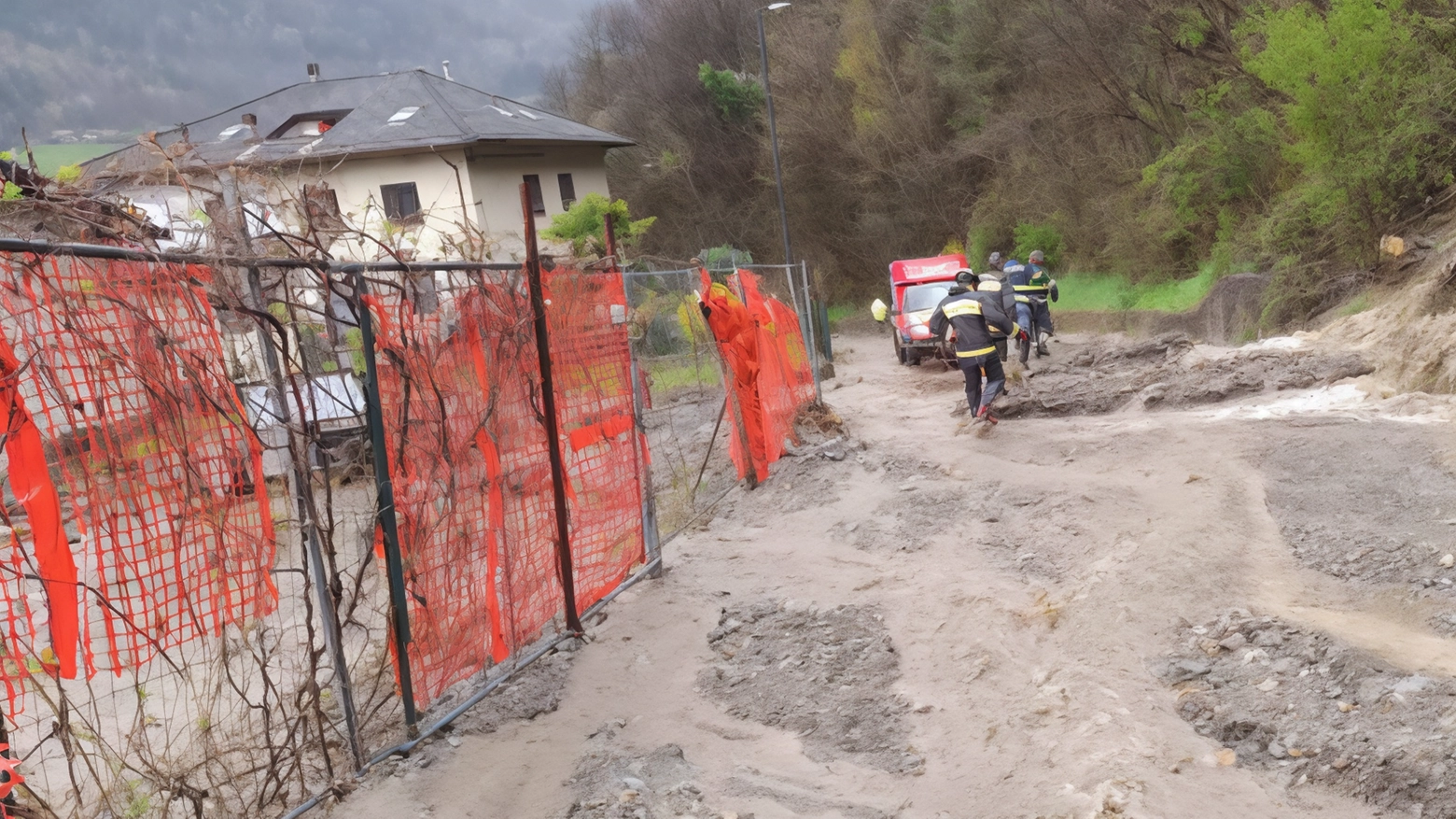 La Valcamonica martoriata. Smottamento sulla Ss 39 e sfollati