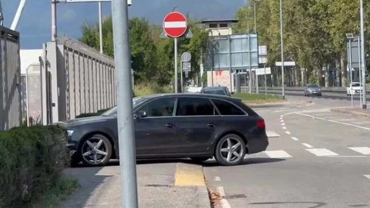 L'auto con a bordo Sergio Ruocco mentre entra al comando dei carabinieri a Bergamo