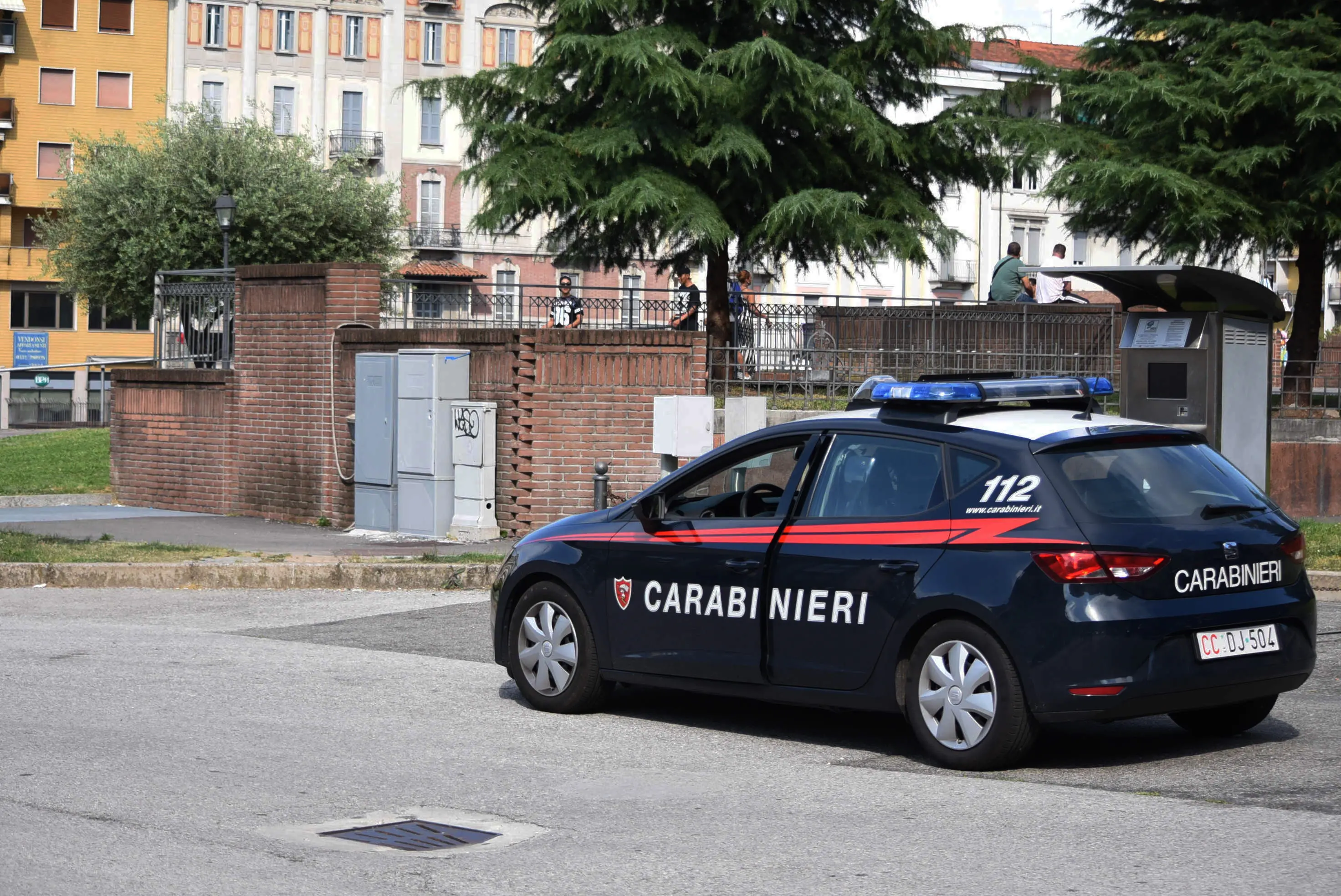 Maxi-rissa in piazza Repubblica con calci e pugni fra ragazzi e ragazze: quattro feriti