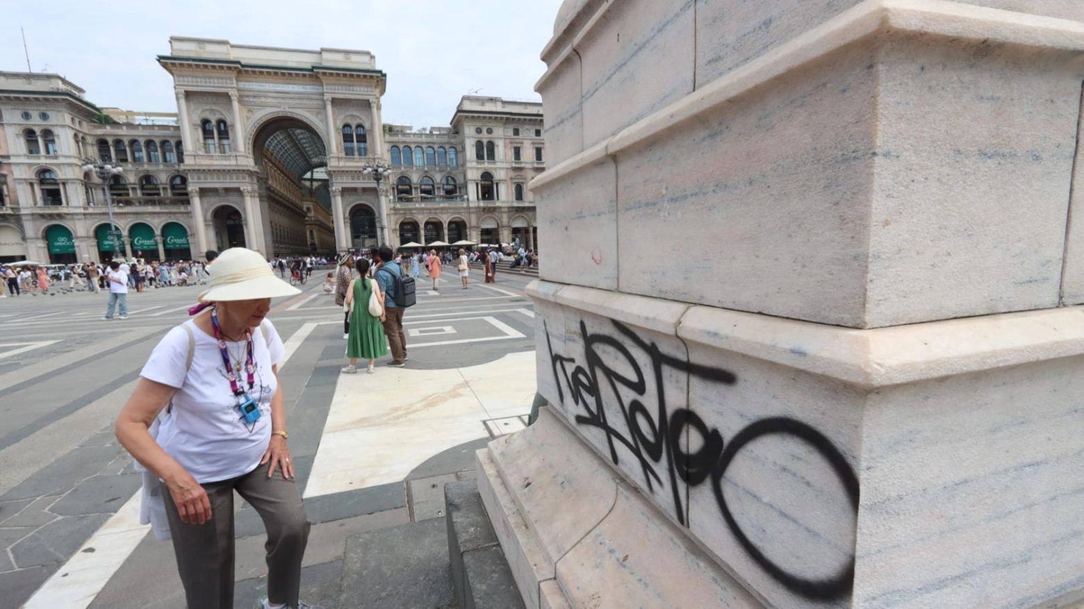 Una turista osserva perplessa il marmo imbrattato