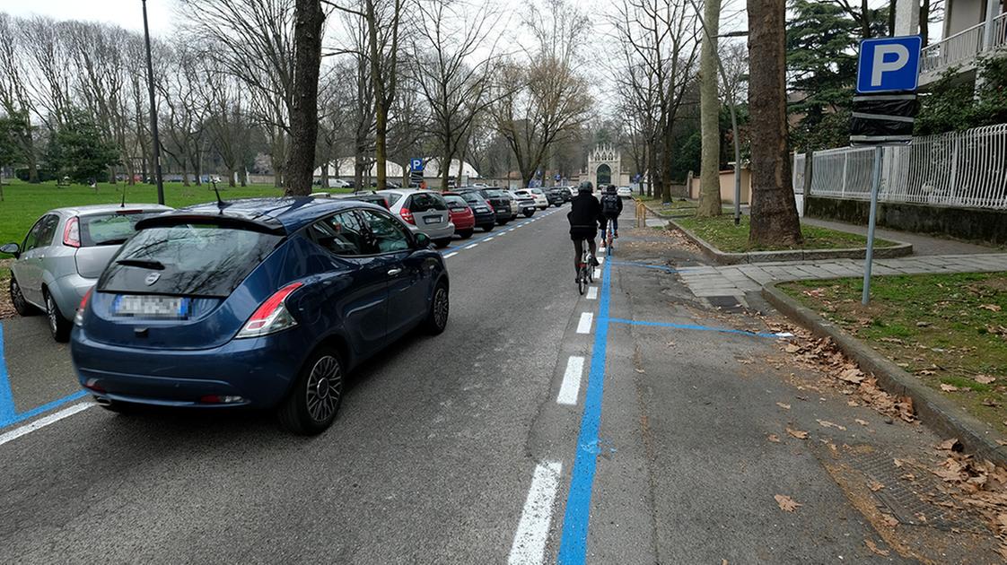 Nuovi posteggi a pagamento, polemica a Monza: “Una tassa su chi lavora in centro”