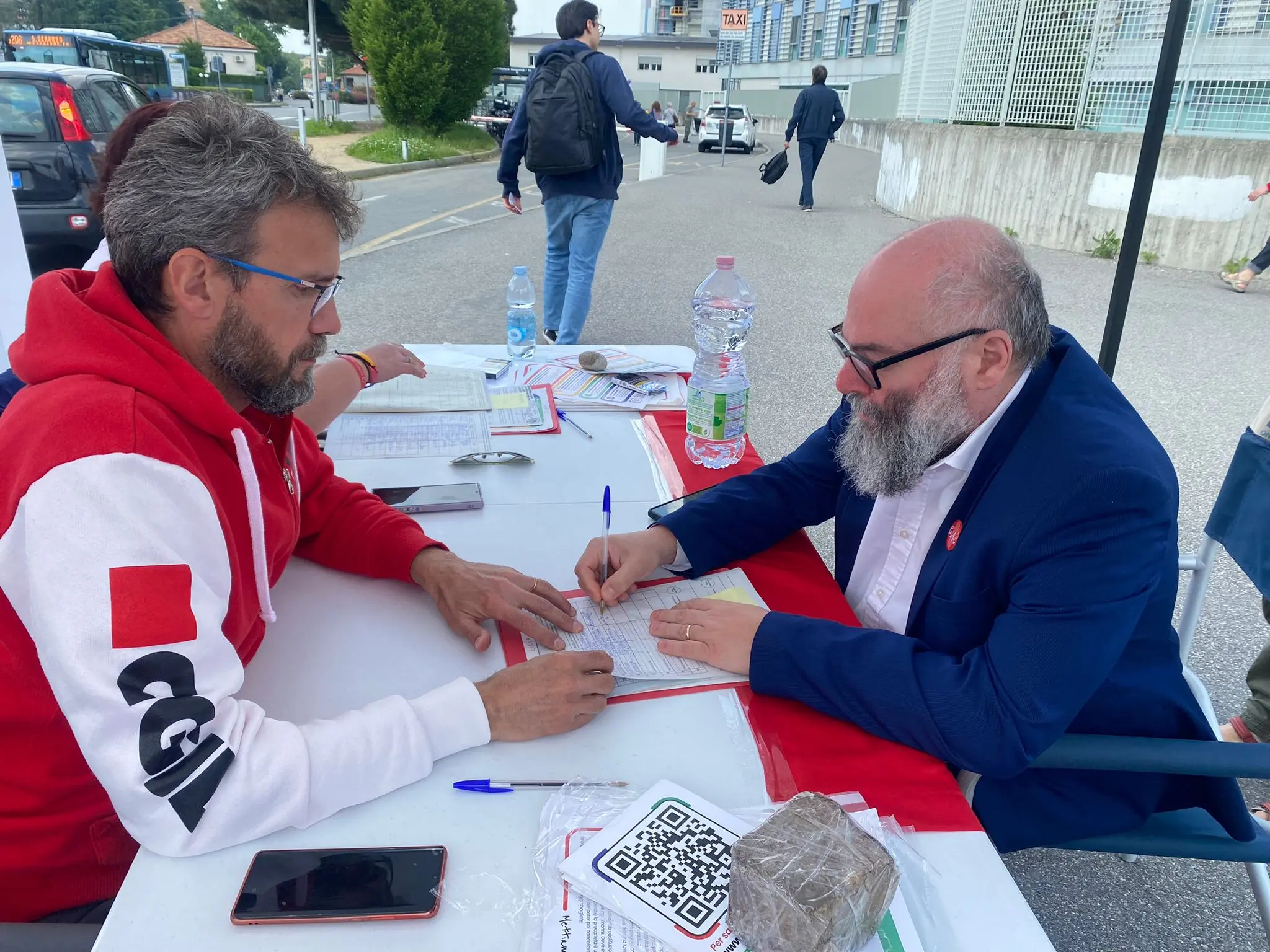 Lavoro, Nico Acampora di Pizzaut firma a Monza i referendum della Cgil