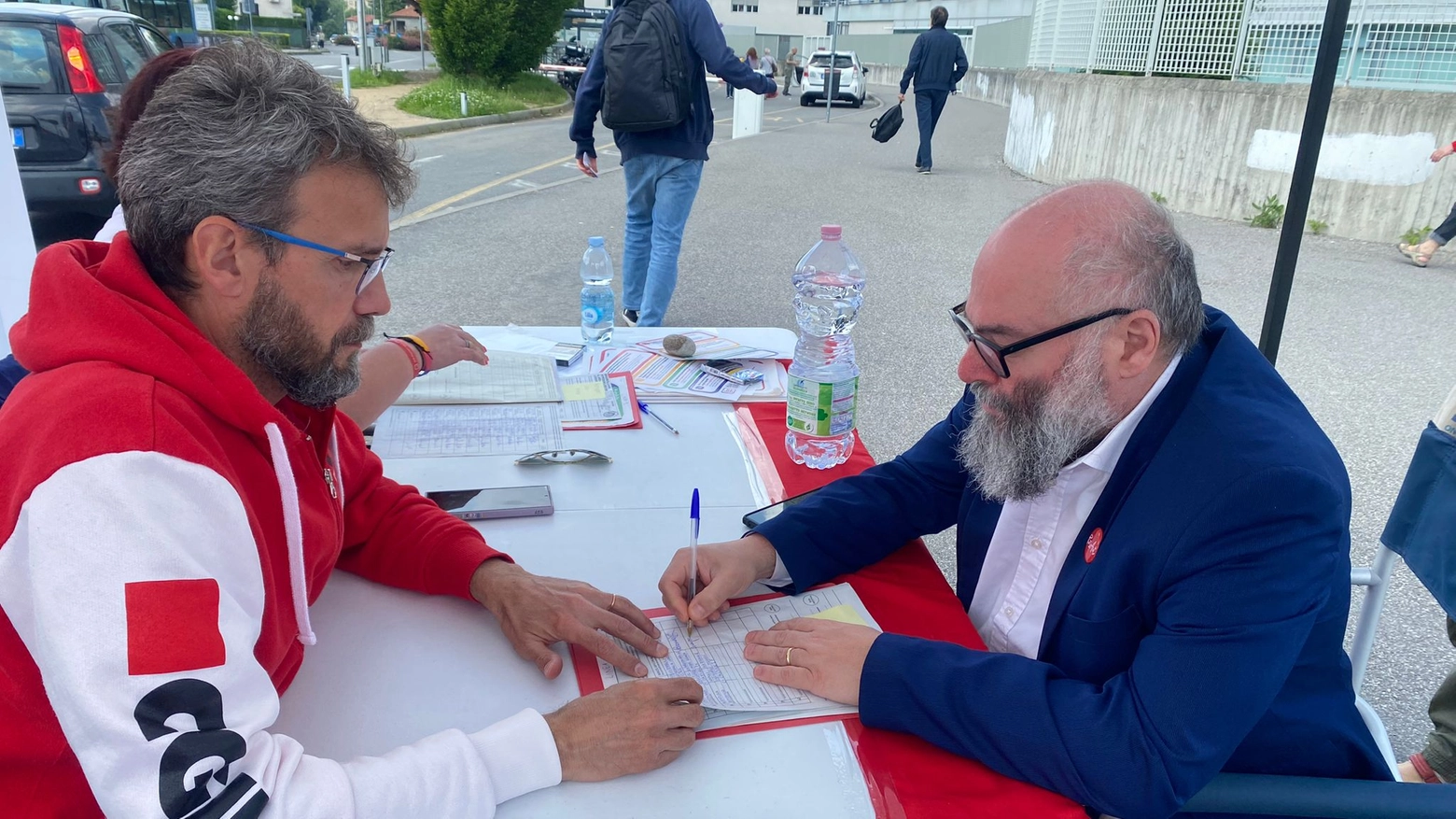 Nico Acampora firma i requisiti referendari della Cgil al gazebo di Monza
