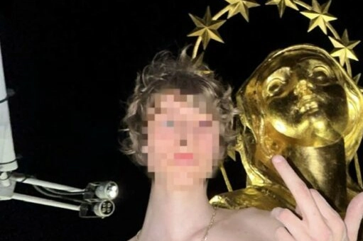 Il selfie del diciassettenne "Dedelate" di fianco alla Madonnina