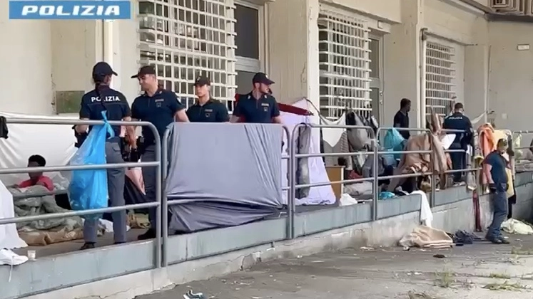 Un momento dello sgombero in via Regina Teodolinda a Como