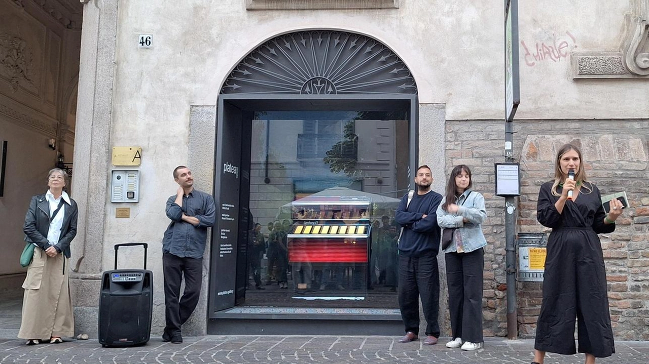 L’installazione è opera del collettivo veneziano Extragarbo che ha chiesto a 100 lodigiani che brano avrebbero voluto diffondere in uno spazio pubblico