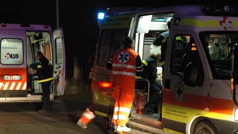 Ambulanza in azioen di notte (foto di repertorio)