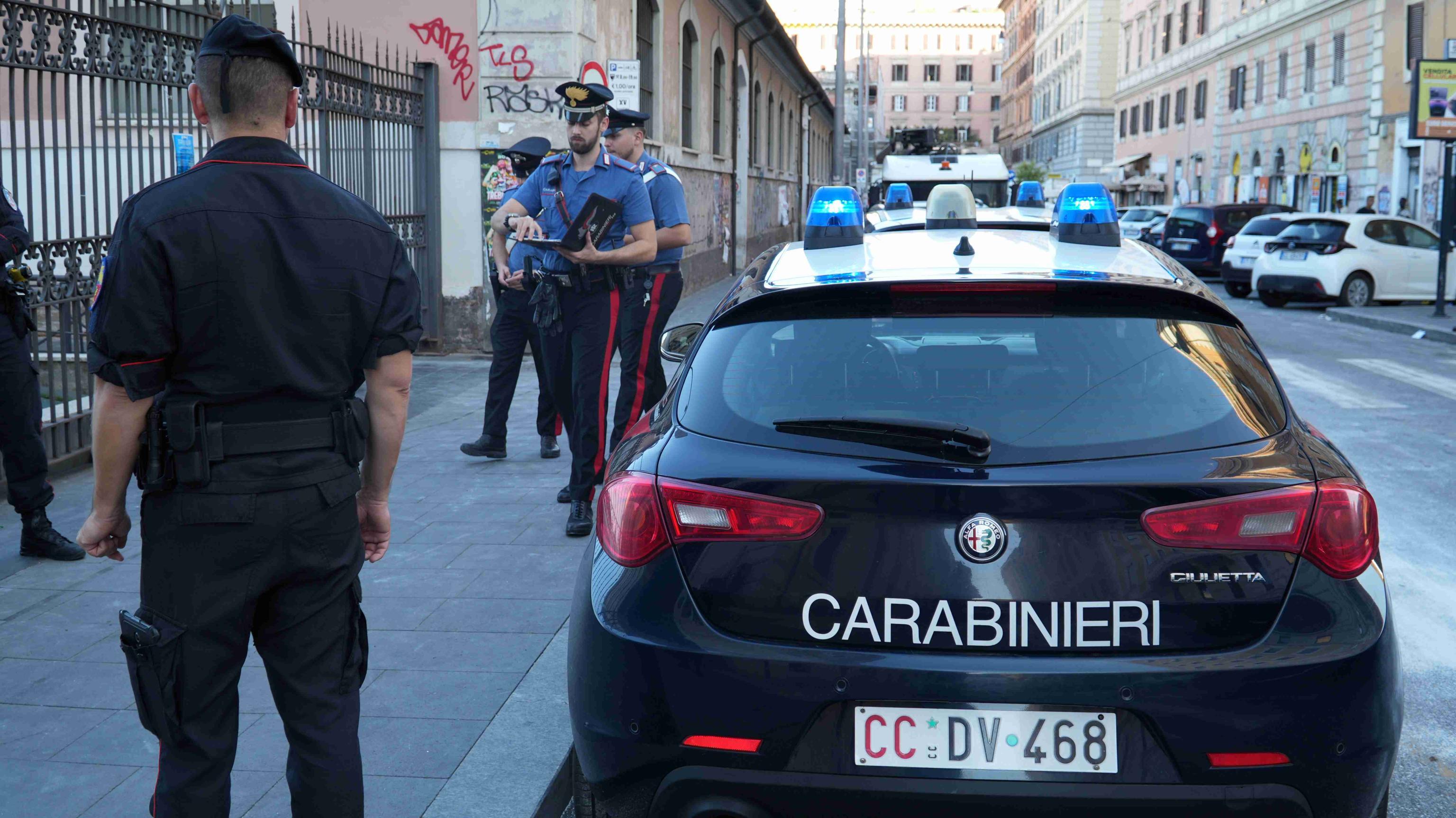 Milano, benzina sull’auto della ex fidanzata e spari fuori dal bar: arrestato 21enne