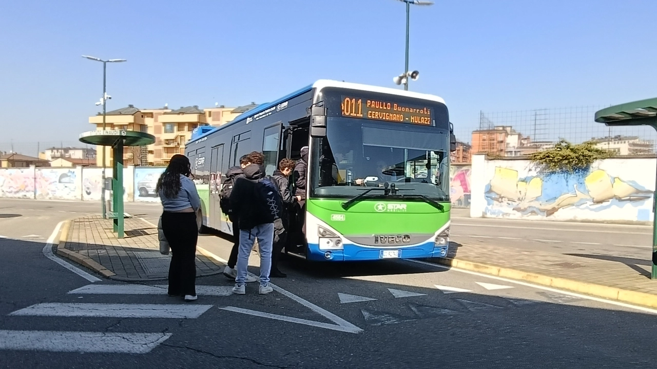 Passeggeri salgono a bordo di un bus all’autostazione di Lodi