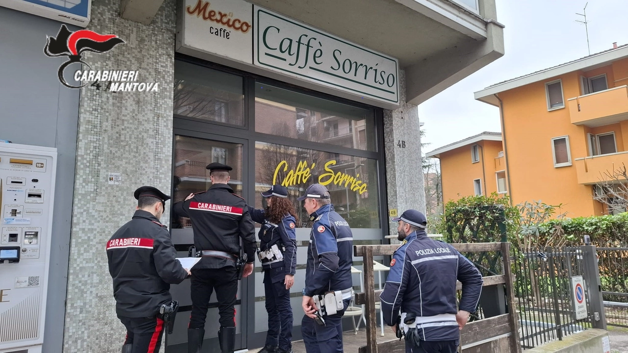 Carabinieri e polizia locale fuori dal Caffè Sorriso di Mantova