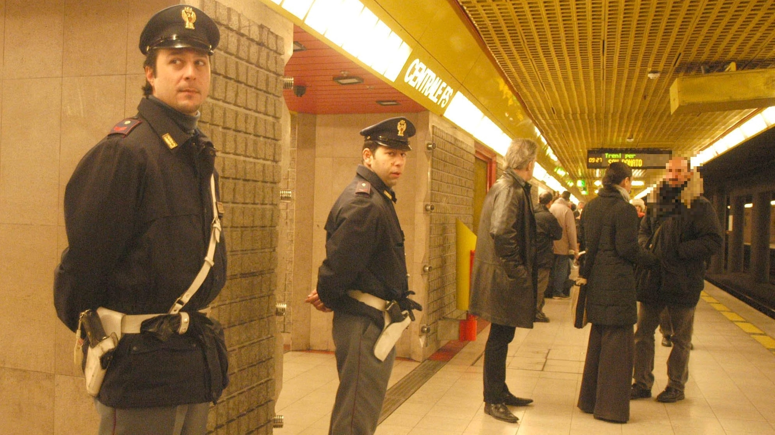 Polizia nella linea gialla della metropolitana