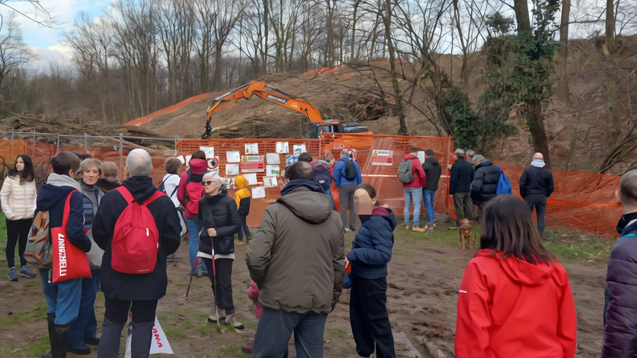 La passeggiata di protesta dei comitati ambientalisti e dei residenti nella frazione di Arcore