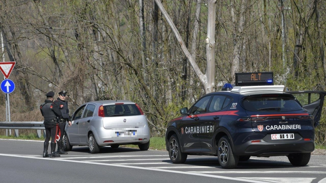 Carabinieri impegnati in controlli sul territorio (foto di archivio)